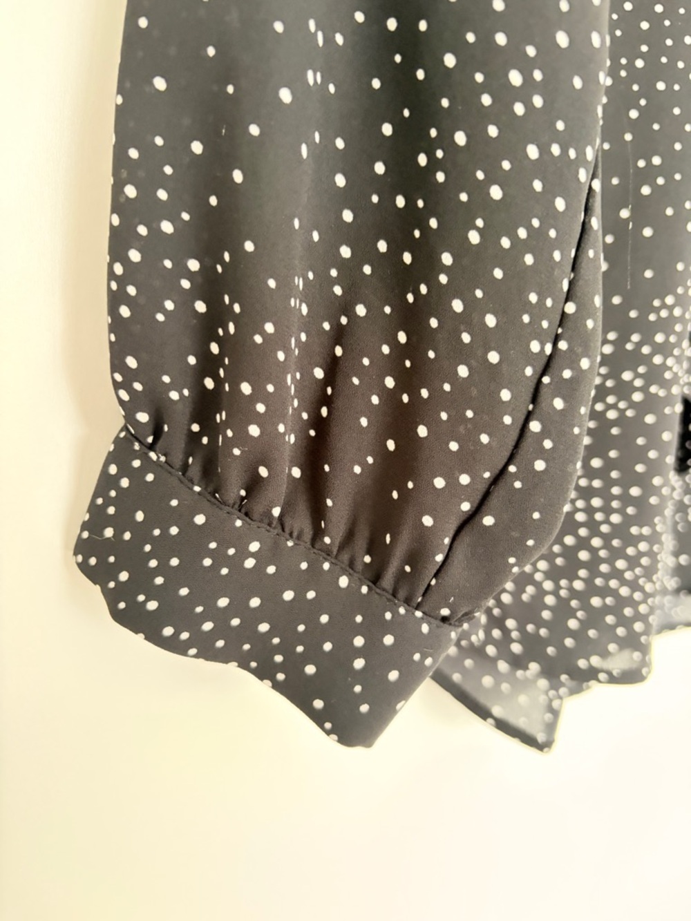 RICKIS BLACK AND WHITE POLKA DOT LIGHTWEIGHT RUFFLE FRONT TOP/BLOUSE, SIZE 4 - Picture 4 of 8